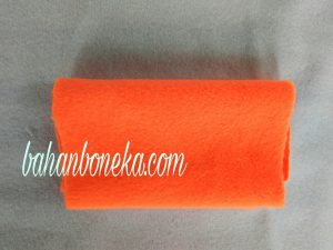 Bantal Print Karakter Wortel dari Kain Velboa Orange