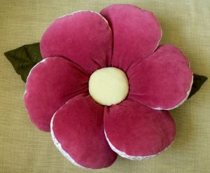 Membuat Bantal Karakter Mawar Dengan Kain Velboa