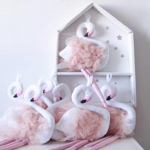 Membuat Boneka Karakter Bangau Dari Kain Velboa
